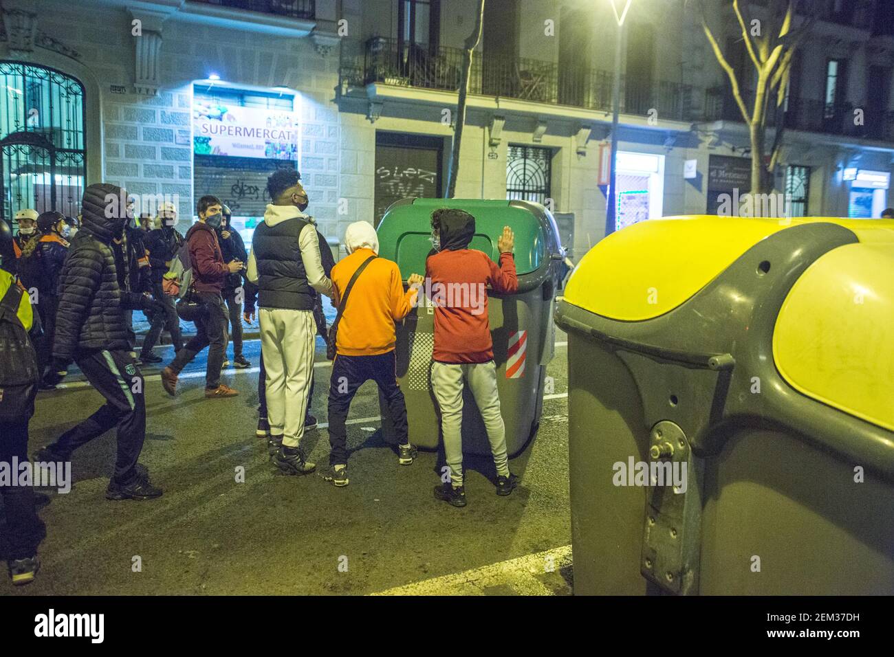 Barcelona, Cataluña, España. 23 de febrero de 2021. Se ve a los manifestantes vaciando contenedores.Octava noche de protestas y disturbios en respuesta al arresto y encarcelamiento del violador Pablo Hasel acusado de exaltar el terrorismo e insultar a la corona del contenido de la letra de sus canciones. Crédito: Thiago Prudencio/DAX/ZUMA Wire/Alamy Live News Foto de stock