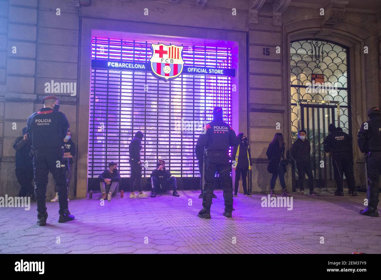 Barcelona, Cataluña, España. 23 de febrero de 2021. Se ve a policías identificando a los manifestantes.Octava noche de protestas y disturbios en respuesta al arresto y encarcelamiento del violador Pablo Hasel acusado de exaltar el terrorismo e insultar a la corona del contenido de la letra de sus canciones. Crédito: Thiago Prudencio/DAX/ZUMA Wire/Alamy Live News Foto de stock