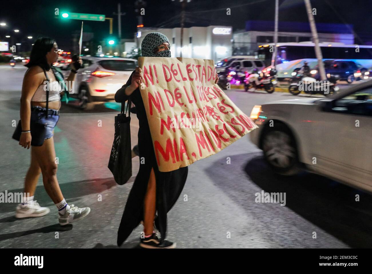 Una mujer participa en una manifestación del grupo feminista 'Area Verde' para exigir la despenalización del aborto en el estado de Quintana Roo en la rotonda de el Albañil el 22 de febrero de 2021 en Cancún, México. Foto de Rodolfo Flores/Eyepix/ABACAPRESS.COM Foto de stock