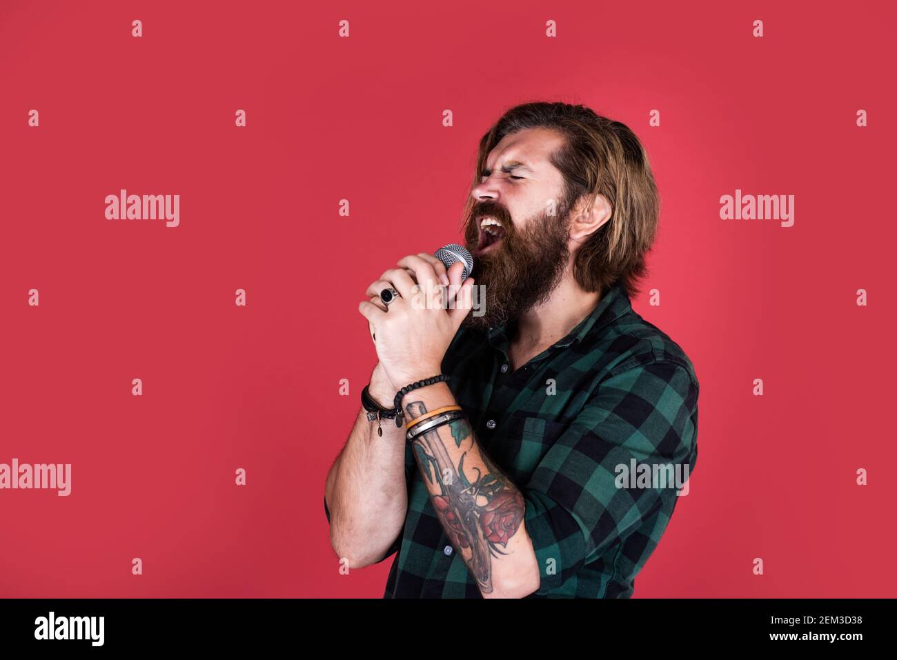 cintura blanca brutal con barba en camisa cantar en karaoke, vocal  Fotografía de stock - Alamy