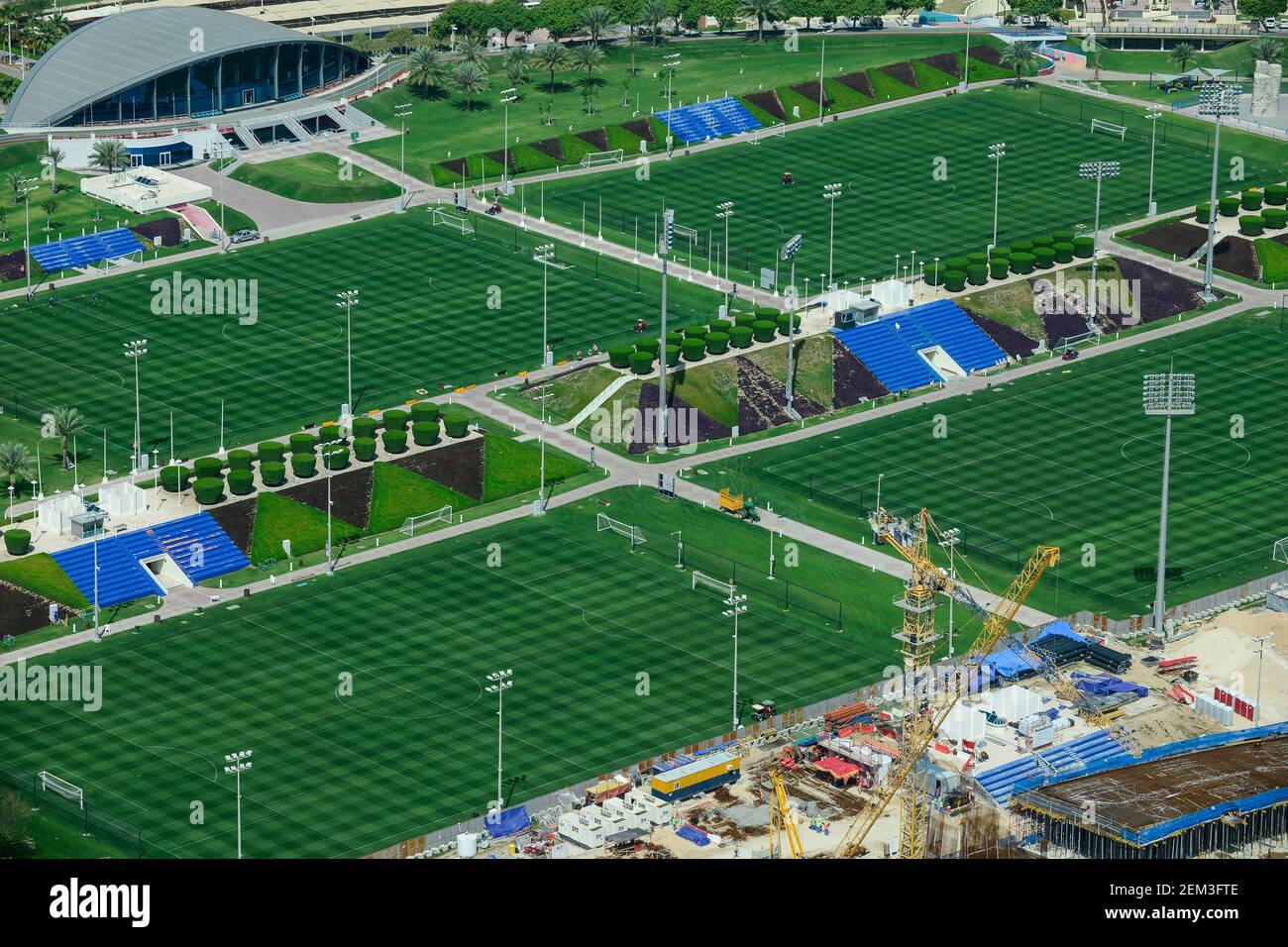 QATAR, Doha, sitio de construcción Sportpark Aspire Academy for Sports Excellence for FIFA World Cup 2022 , césped verde regado, también campo de entrenamiento del equipo de fútbol alemán FC Bayern, FC Baviera Foto de stock