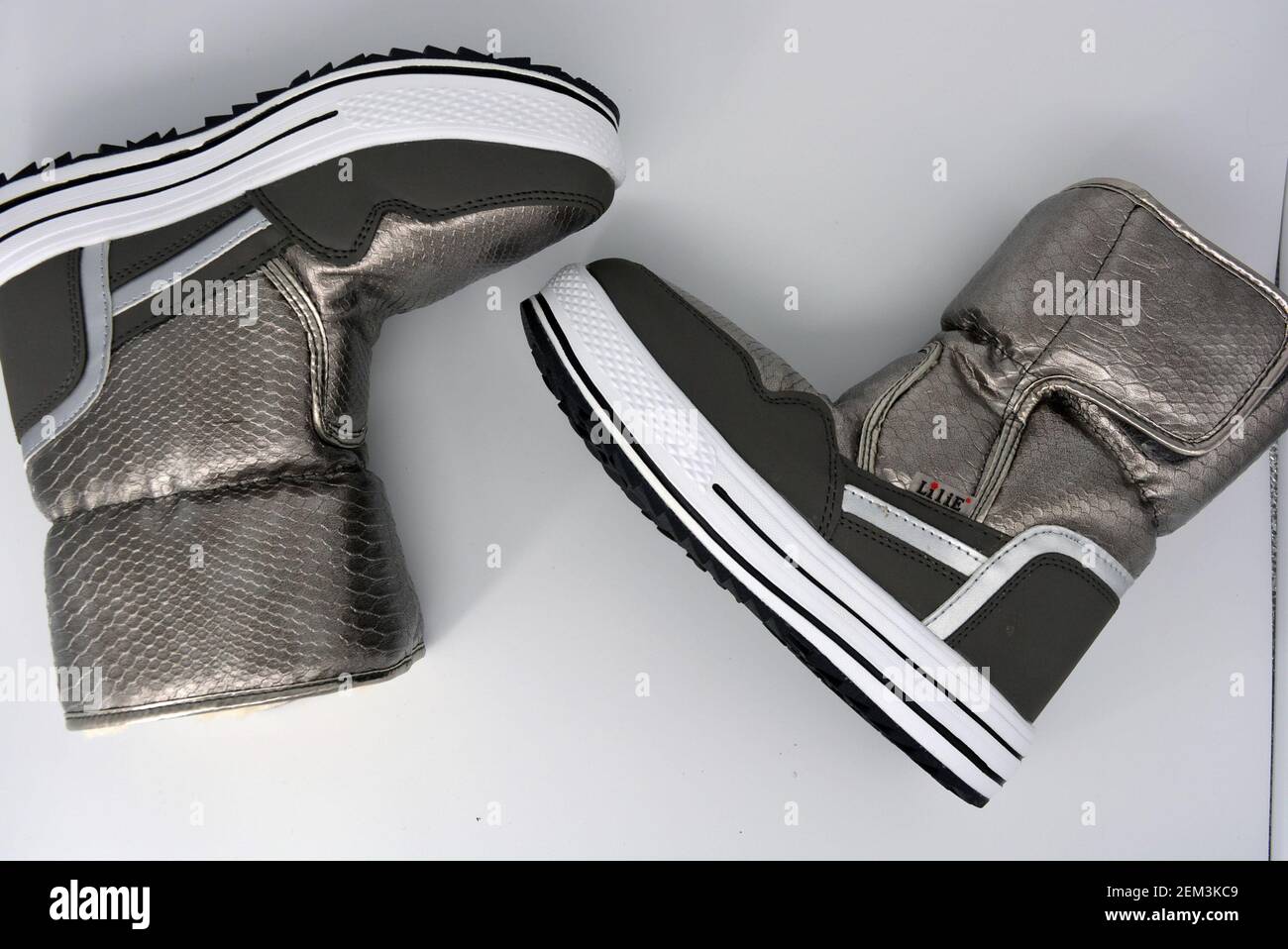 Botas impermeables de invierno para mujer. Botas calientes de plata y  bronce con relleno caliente. Zapatos deportivos en una plataforma blanca  muy gruesa Fotografía de stock - Alamy