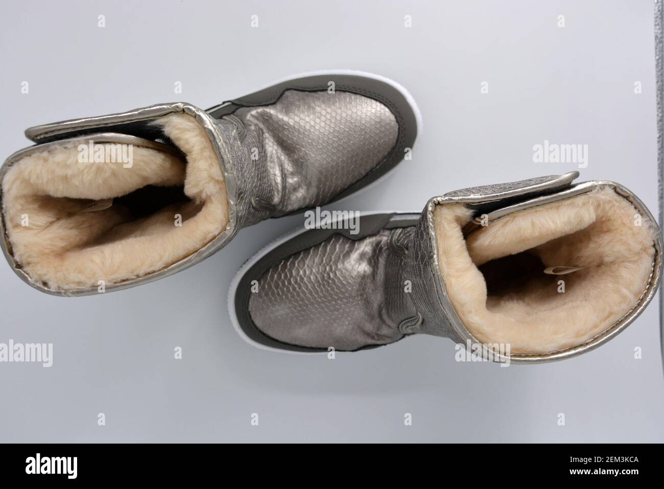 Botas impermeables de invierno para mujer. Botas calientes de plata y  bronce con relleno caliente. Zapatos deportivos en una plataforma blanca  muy gruesa Fotografía de stock - Alamy