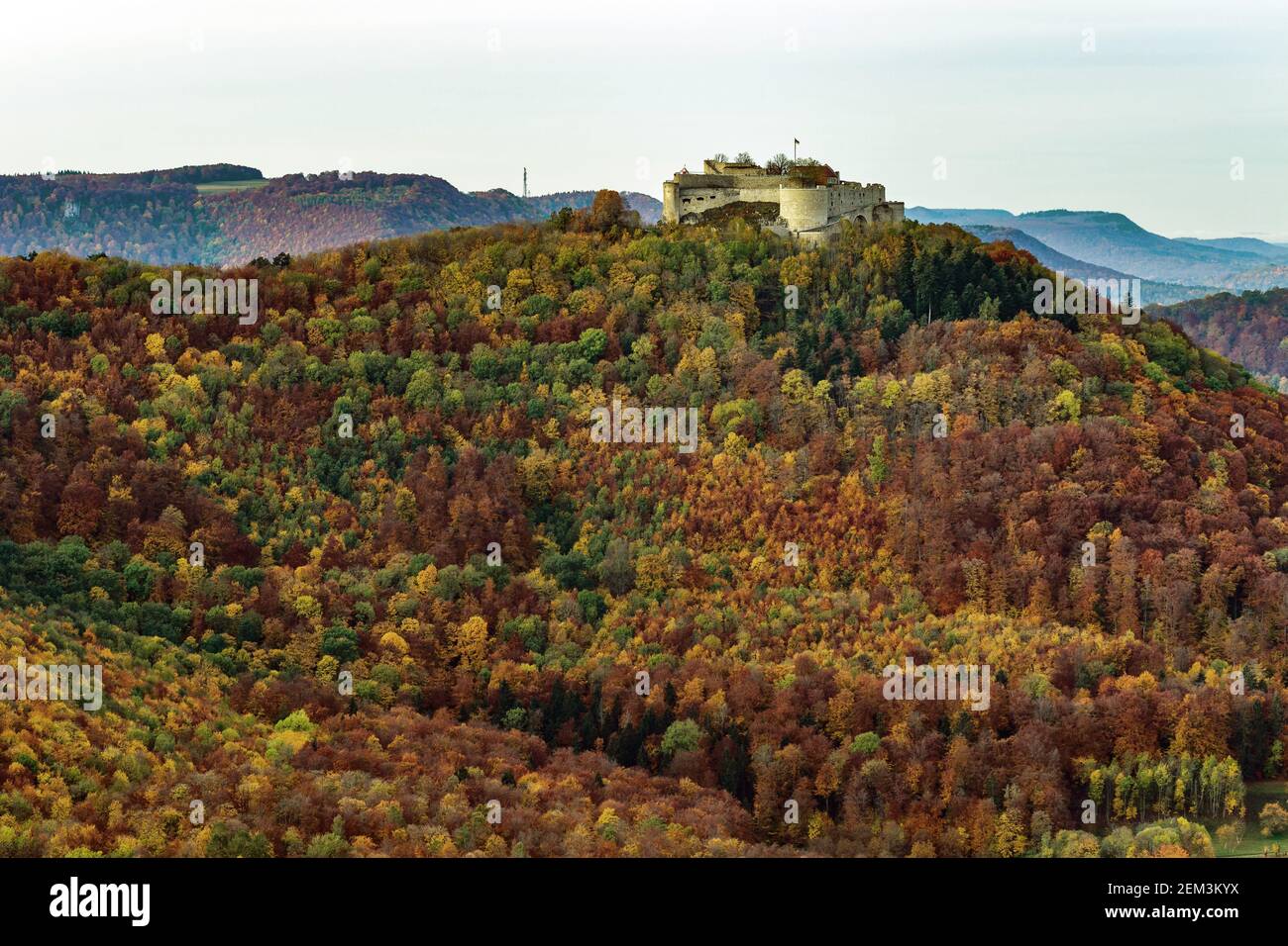 Vista desde la formación de roca Beurener Fels a Hohenneuffen Fortaleza Ruinas en otoño, Alemania, Baden-Wuerttemberg, Beuren Foto de stock