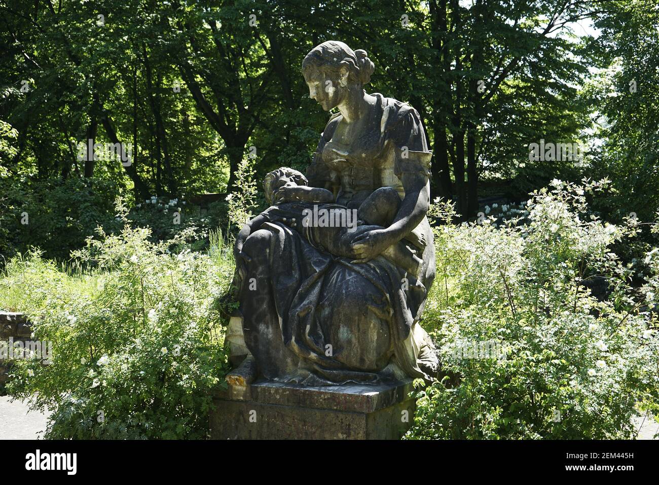Madre con niño monumento (Mutter Kind Denkmal  Edmund Gomansky) Duftgarten en Friedrichshain Foto de stock