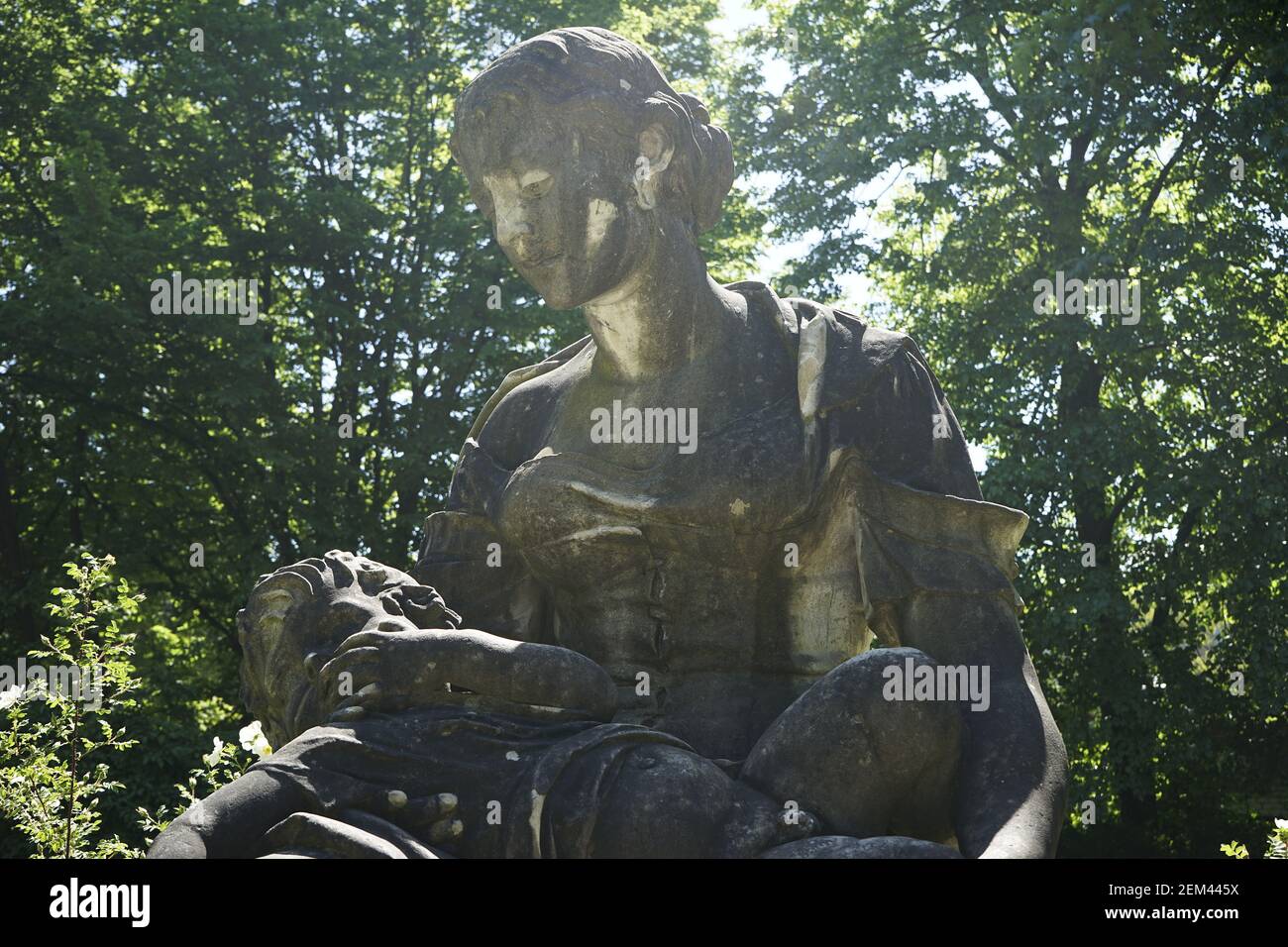 Madre con niño monumento (Mutter Kind Denkmal  Edmund Gomansky) Duftgarten en Friedrichshain Foto de stock