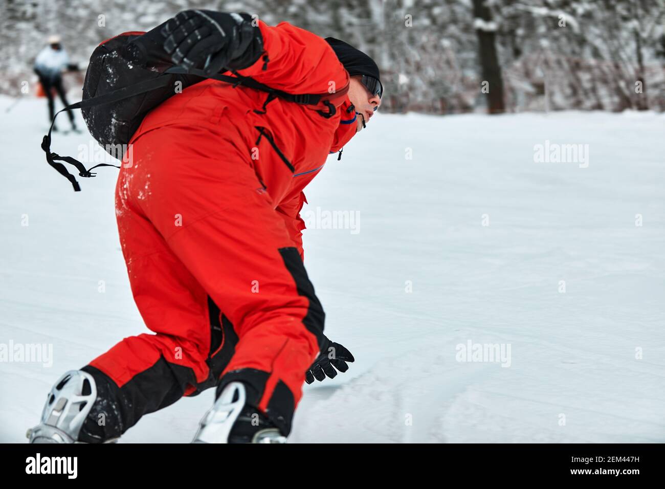 Snowboarder masculino un traje paseos en la colina nevada con snowboard, y snowboard concepto Fotografía de - Alamy