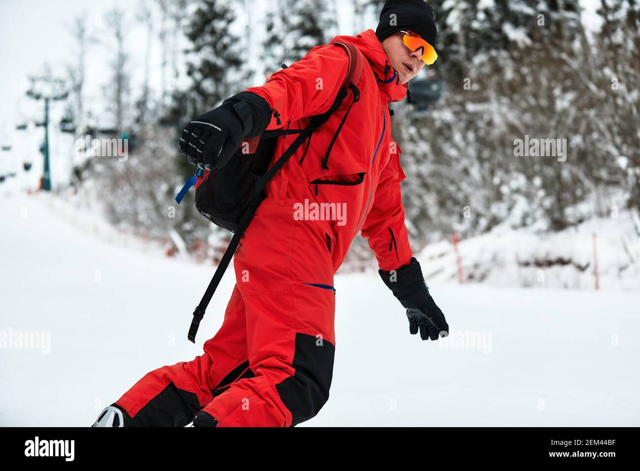 Snowboarder masculino en rojo paseos en la colina nevada con snowboard, esquí y snowboard concepto Fotografía de stock Alamy