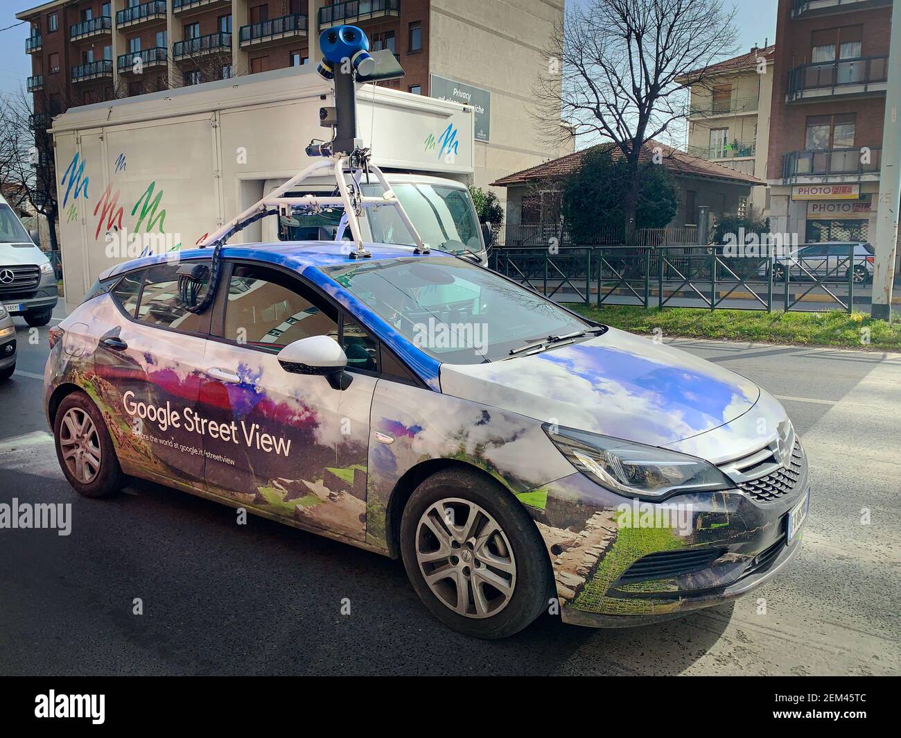 Un vehículo de Google Street View utilizado para mapear calles en todo el mundo conduce a través de la ciudad. Turín, Italia - Enero 2021 Foto de stock