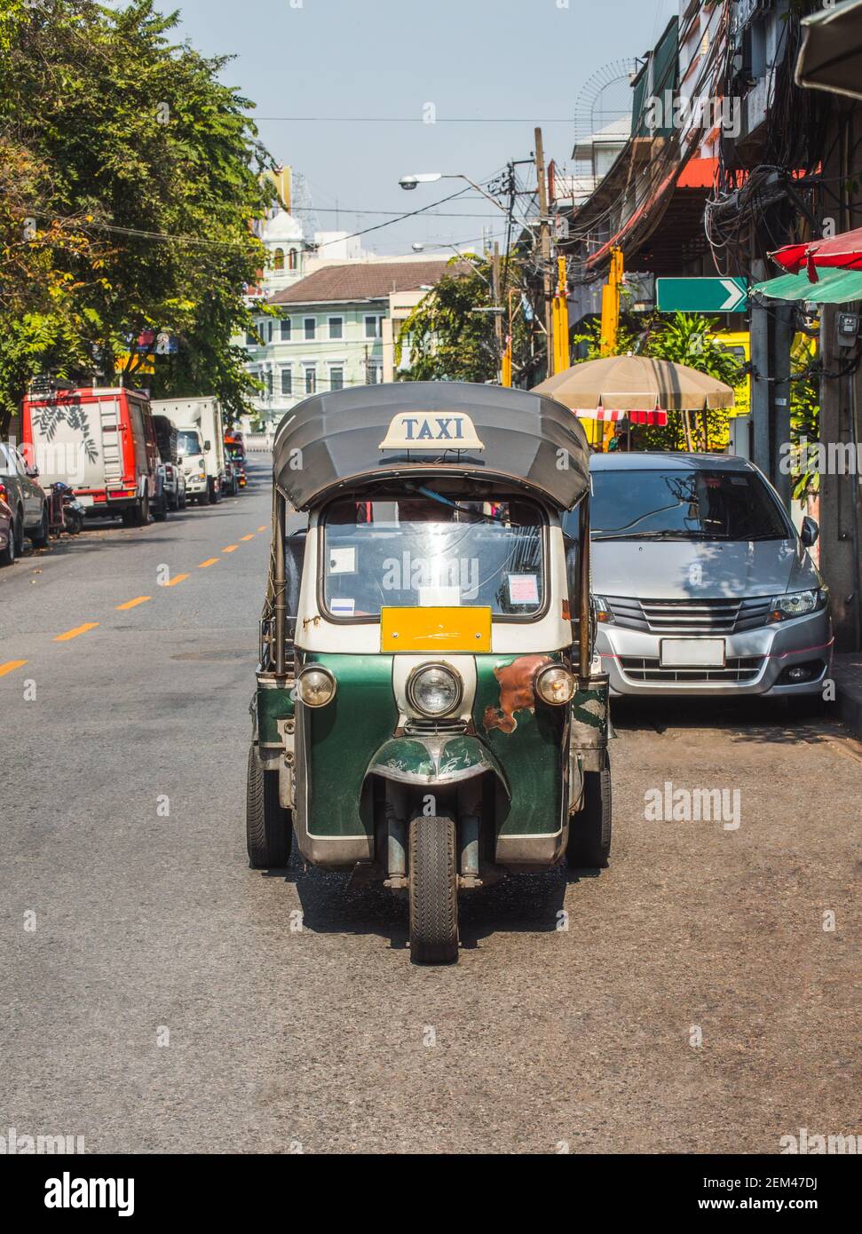 Tradicional tailandés de taxi de la calle vacía. Mini coche de tres ruedas. Foto de stock