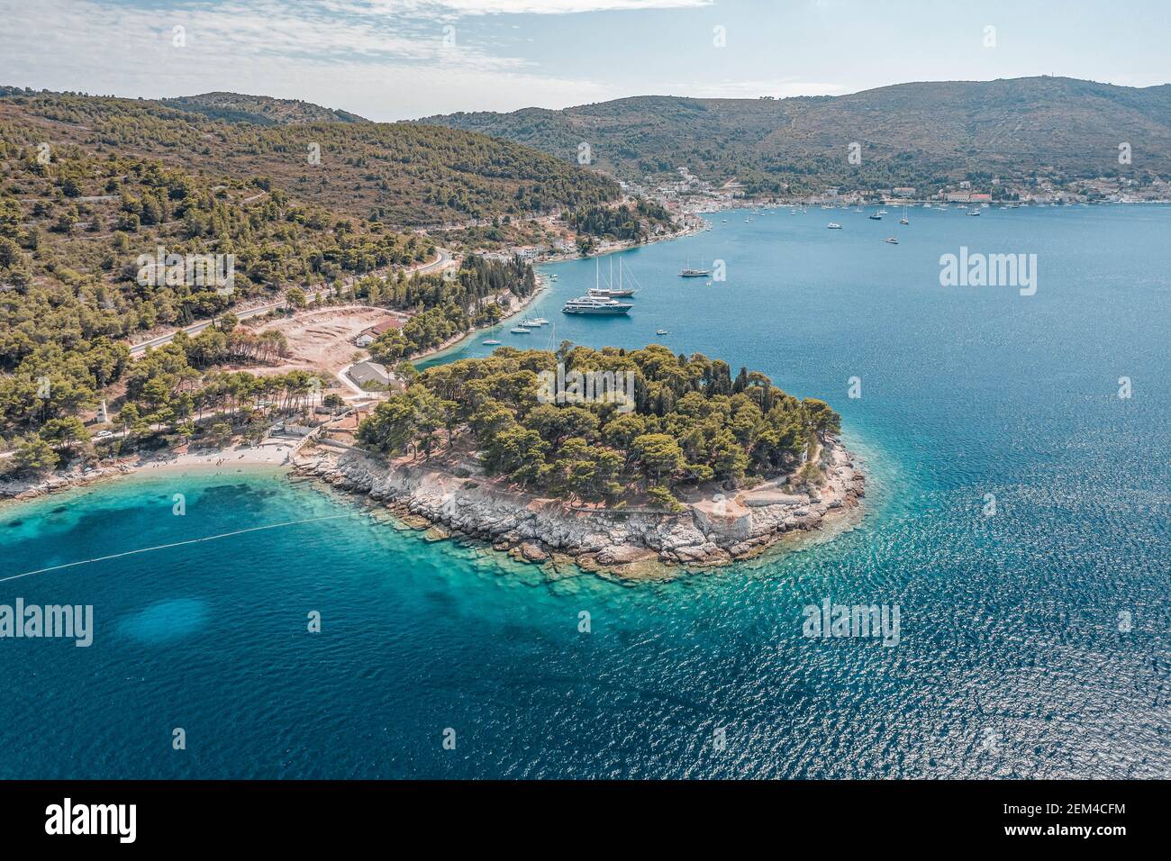 Tiro aéreo de drone de la península en el mar Adriático sobre Vis Isla en  Croacia verano Fotografía de stock - Alamy