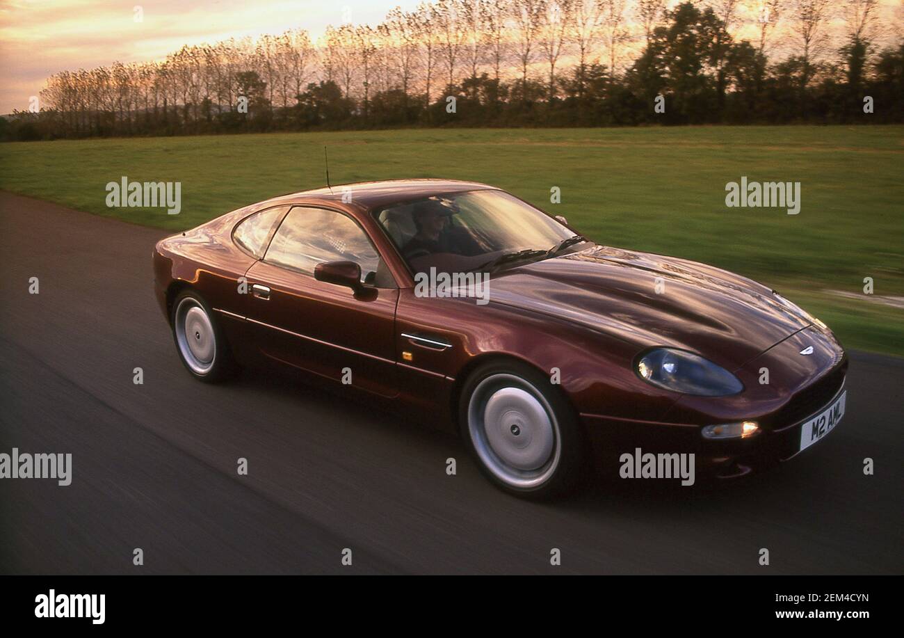 Conduciendo un Aston Martin DB7 1994 Foto de stock