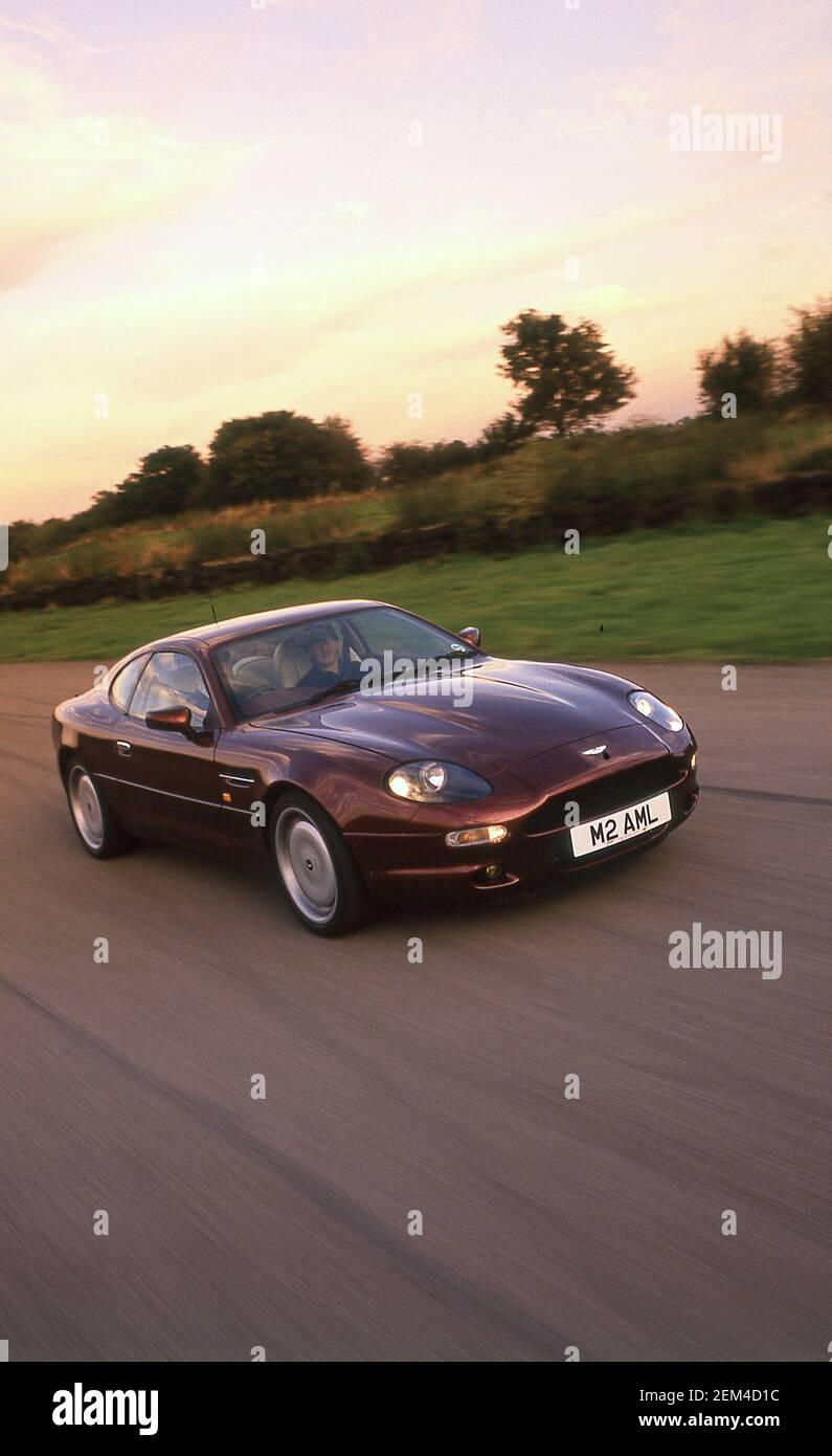 Conduciendo un Aston Martin DB7 1994 Foto de stock