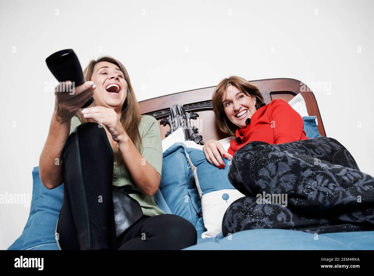 Dos mujeres maduras en la cama Foto de stock