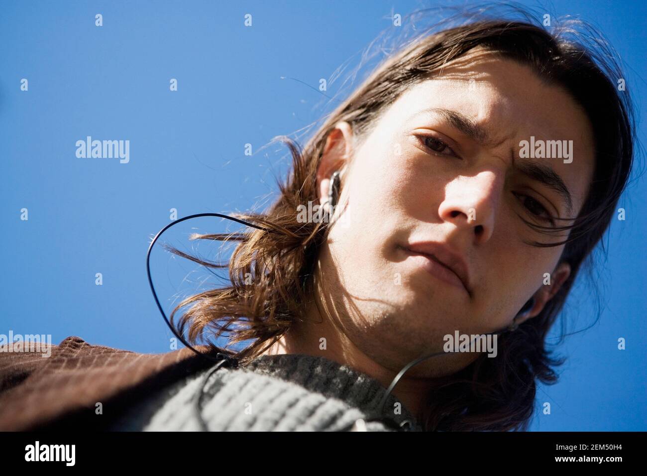 Retrato de una joven mujer que lleva puestos los auriculares Foto de stock