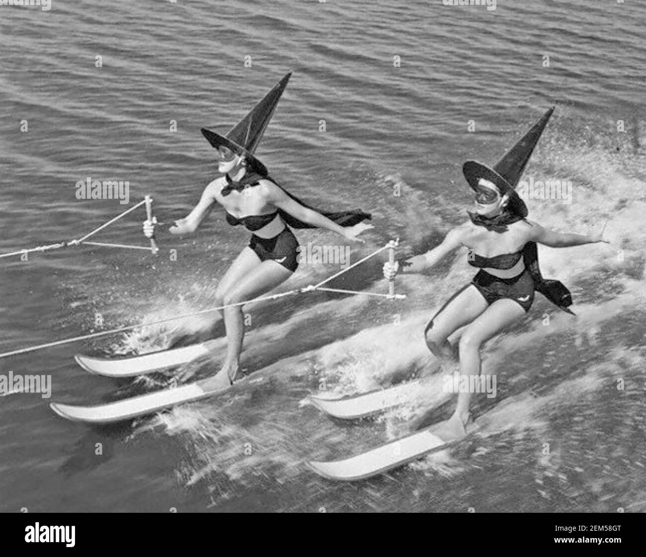 ESQUIADORES de WATRER EN LOS JARDINES CYPRESS DE FLORIDA en los años 50 Foto de stock