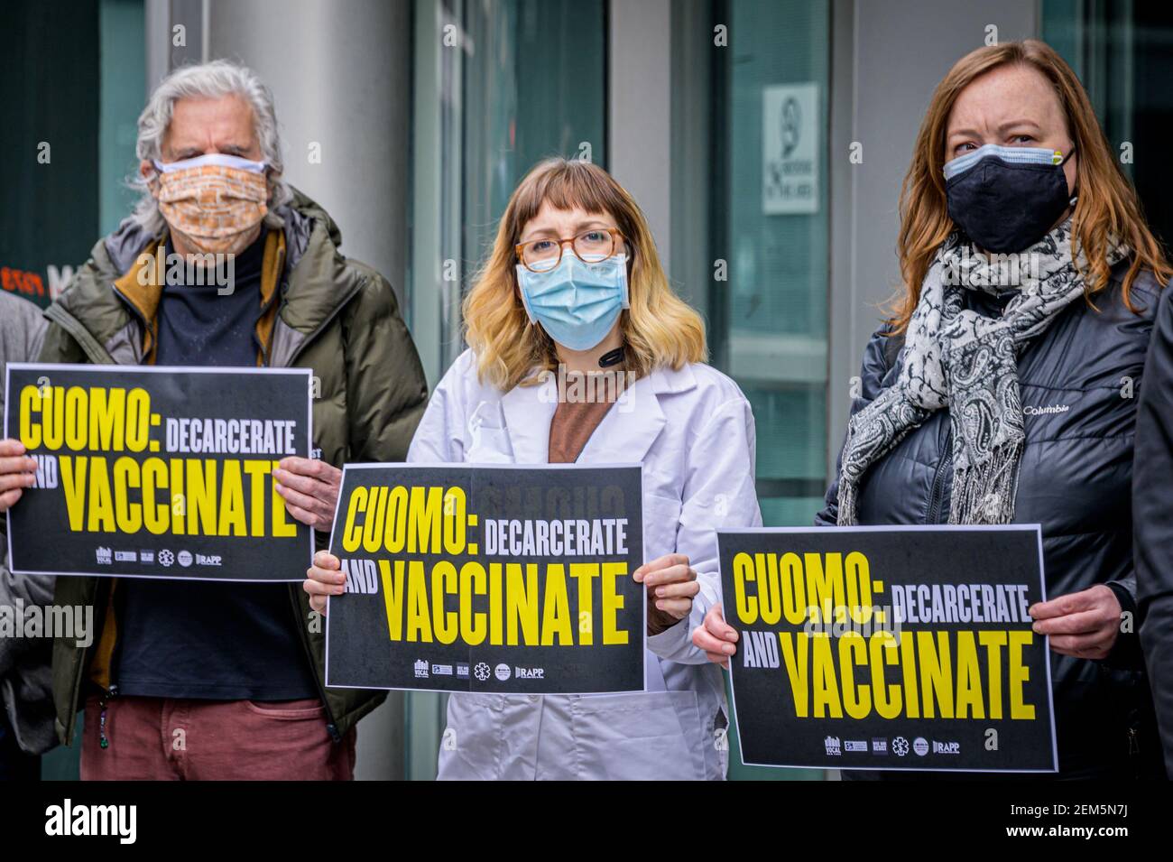 EE.UU. 24 de febrero de 2021. El 24 de febrero de 2021, una delegación de neoyorquinos que anteriormente estaban encarcelados, profesionales de la salud pública, miembros del Grupo de Trabajo COVID-19 de Nueva York, Defensores comunitarios y neoyorquinos preocupados organizaron una manifestación frente a la oficina del gobernador Cuomo en Manhattan para entregar una carta exigiendo que Cuomo amplíe el acceso a las vacunas COVID-19 a todas las personas encarceladas en el estado de Nueva York, no solo a las mayores de 65 años. (Foto de Erik McGregor/Sipa USA) crédito: SIPA USA/Alamy Live News Foto de stock