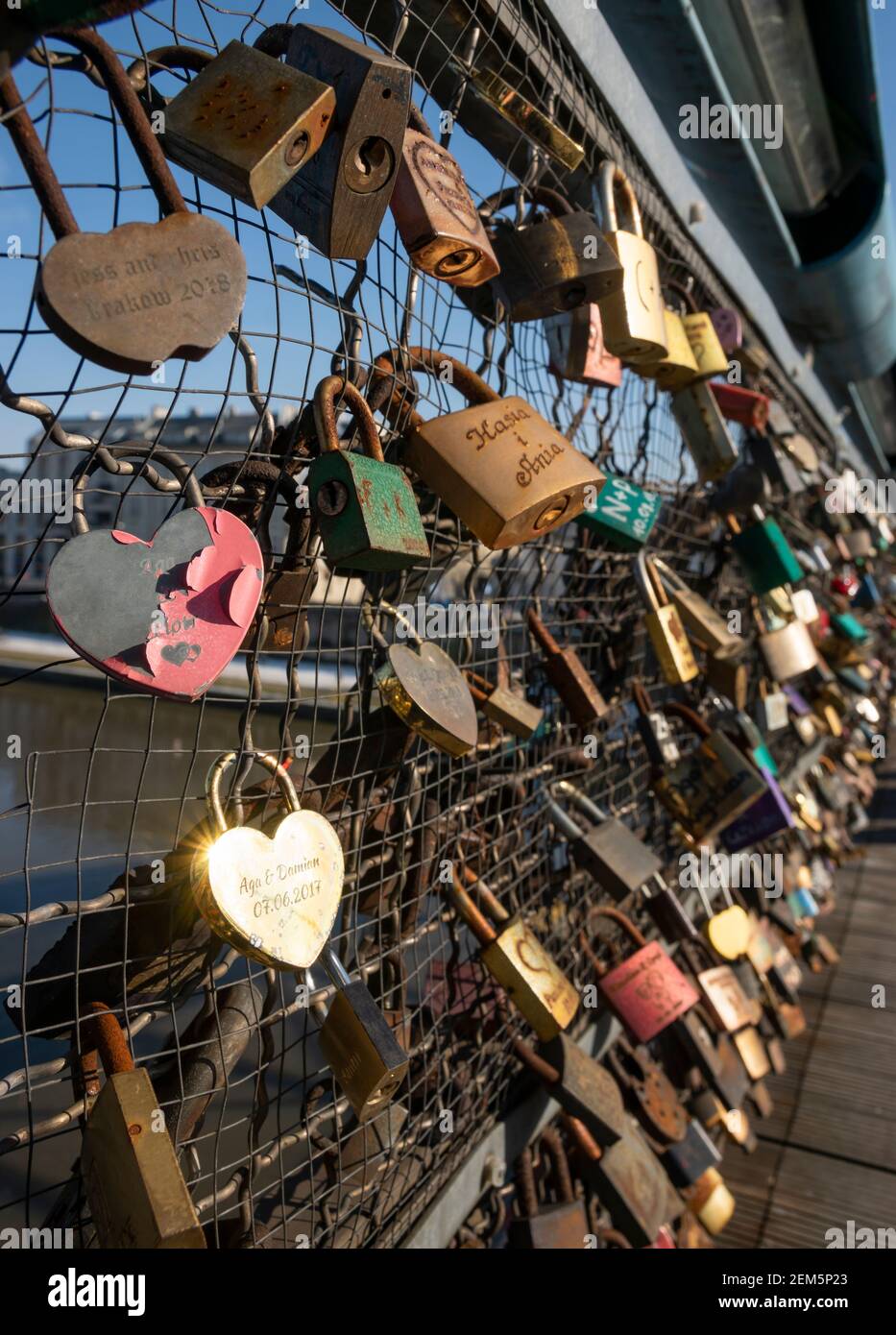 Candados de los amantes en el puente de fútbol del padre Bernatek (Kładka Ojca Bernatka), puente de los amantes sobre el río Vístula. Cracovia, Polonia. Foto de stock