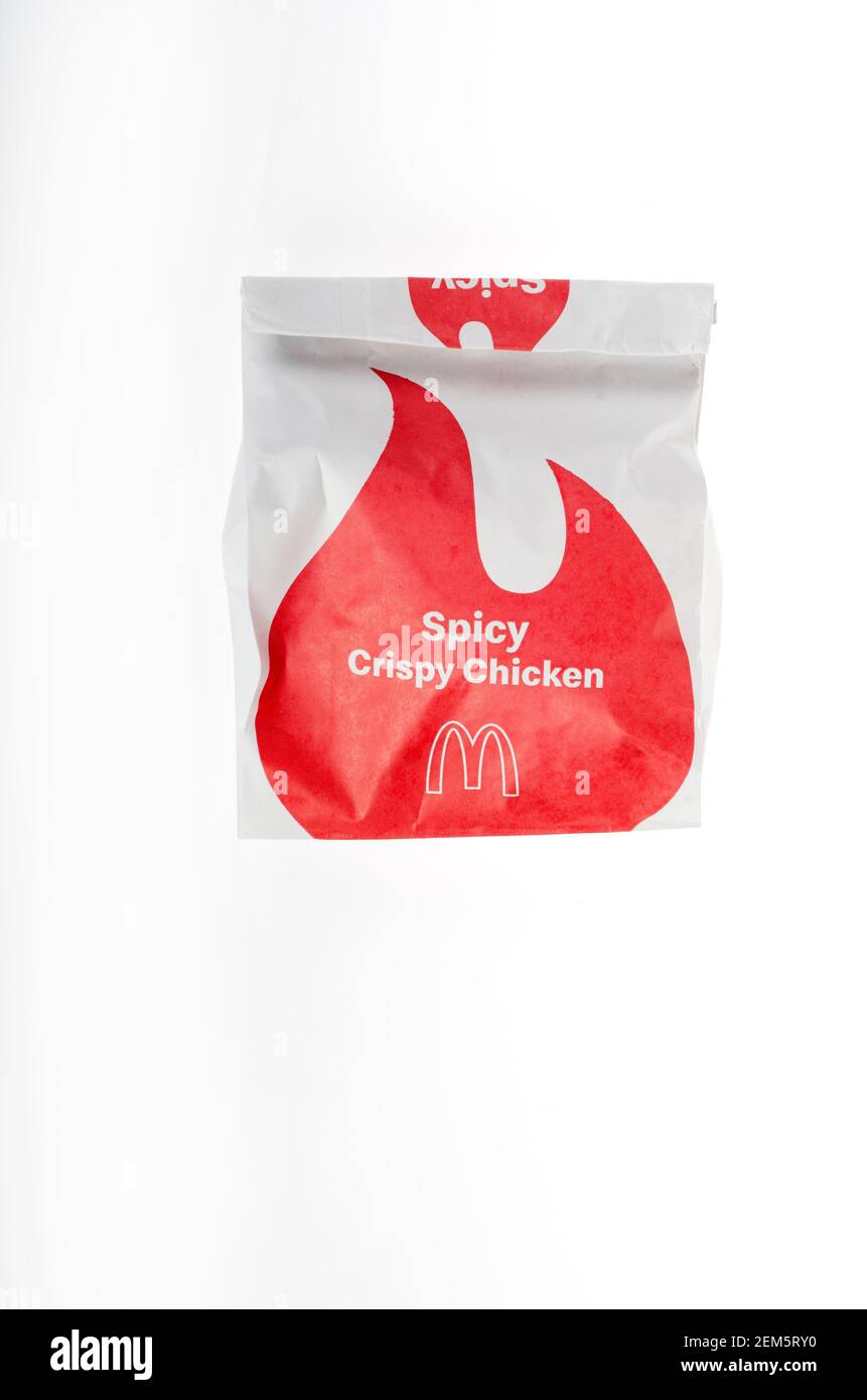 McDonalds nuevo Spicy Crispy Chicken Sandwich en una bolsa lanzado el 24 de febrero de 2021 Foto de stock