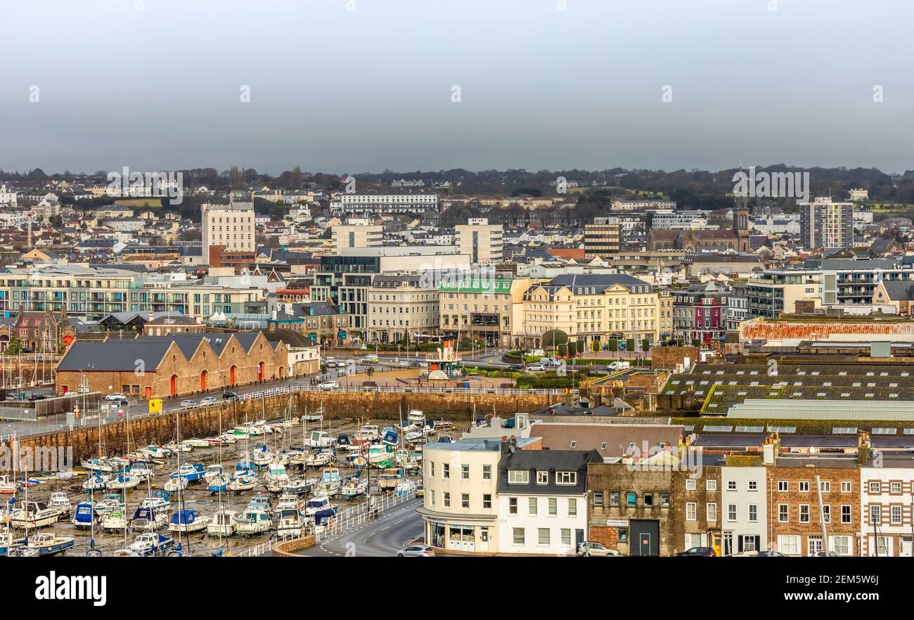 Panorama de la ciudad capital de Saint Helier con puerto y puerto deportivo  en primer plano, bailiwick de Jersey, Islas del Canal Fotografía de stock -  Alamy