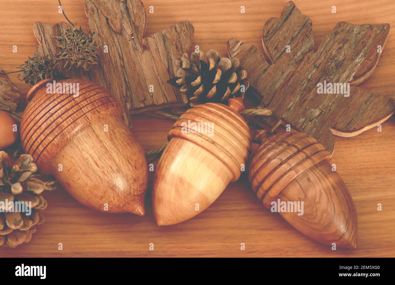 Decoración interior tres bellotas de madera de olivo Foto de stock