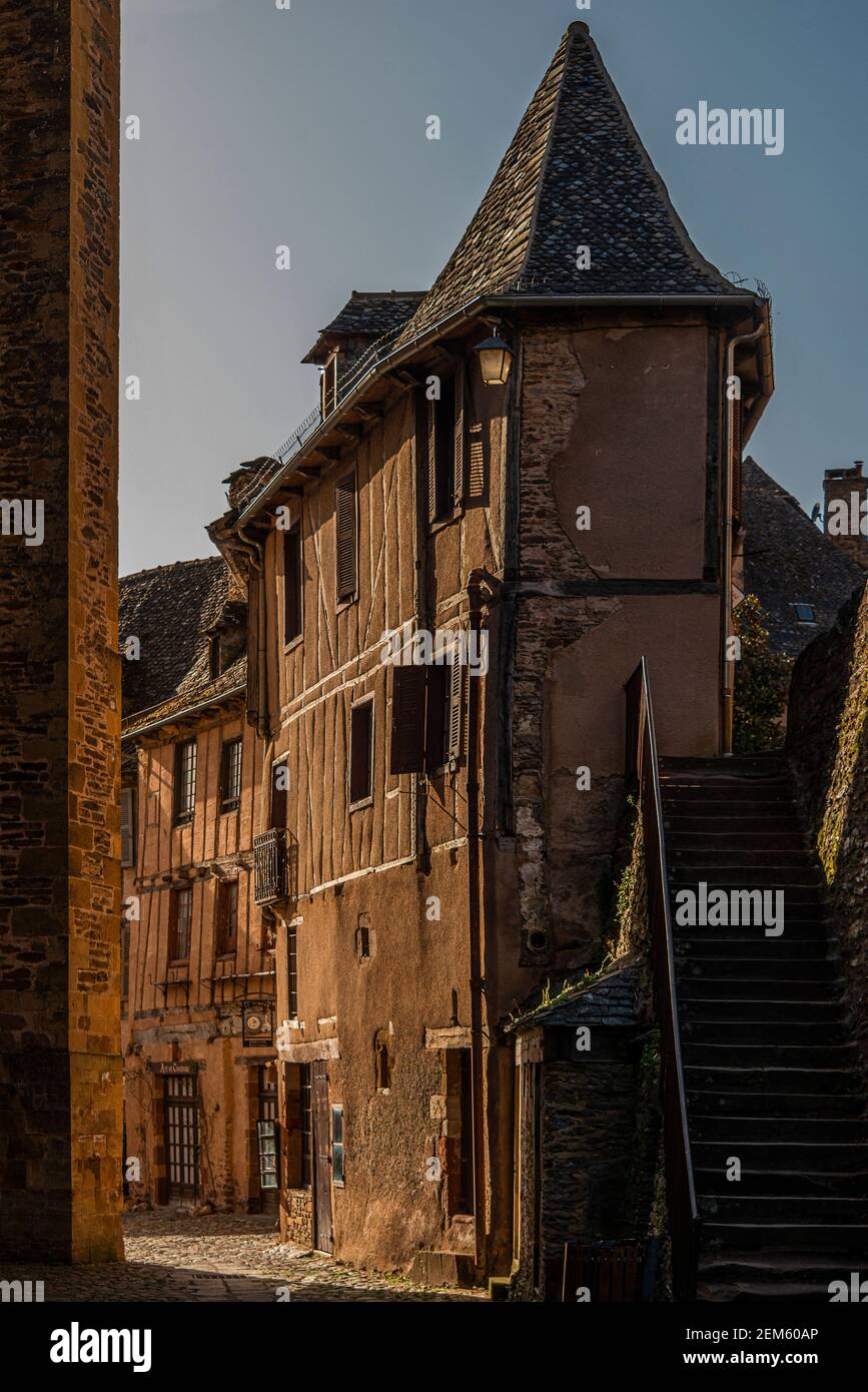 El pueblo medieval de Conques con la iglesia de la abadía de Sainte-Foy, en el Santiago de Compostela, en Occitanie, al sur de Francia. Foto de stock