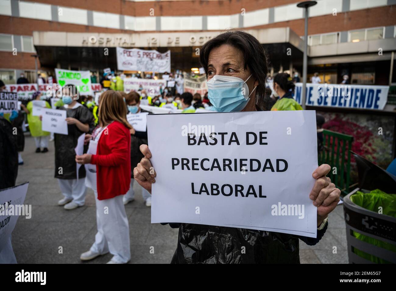 Madrid, España. 24 de febrero de 2021. Trabajadores de la salud protestan  con pancartas contra la precariedad frente al Hospital 12 de Octubre  exigiendo mejores condiciones de trabajo y contra su maltrato