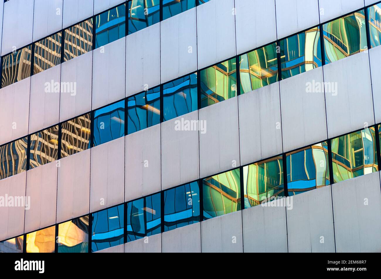 Detalles arquitectónicos de la fachada del edificio con interesantes reflejos de luz y ventanas. Foto de stock