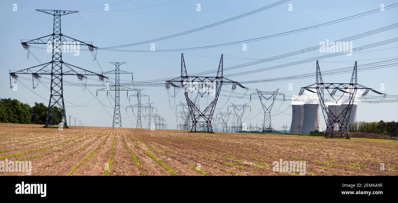 Línea de energía eléctrica de alta tensión y torres de refrigeración de centrales nucleares, Dukovany, República Checa Foto de stock