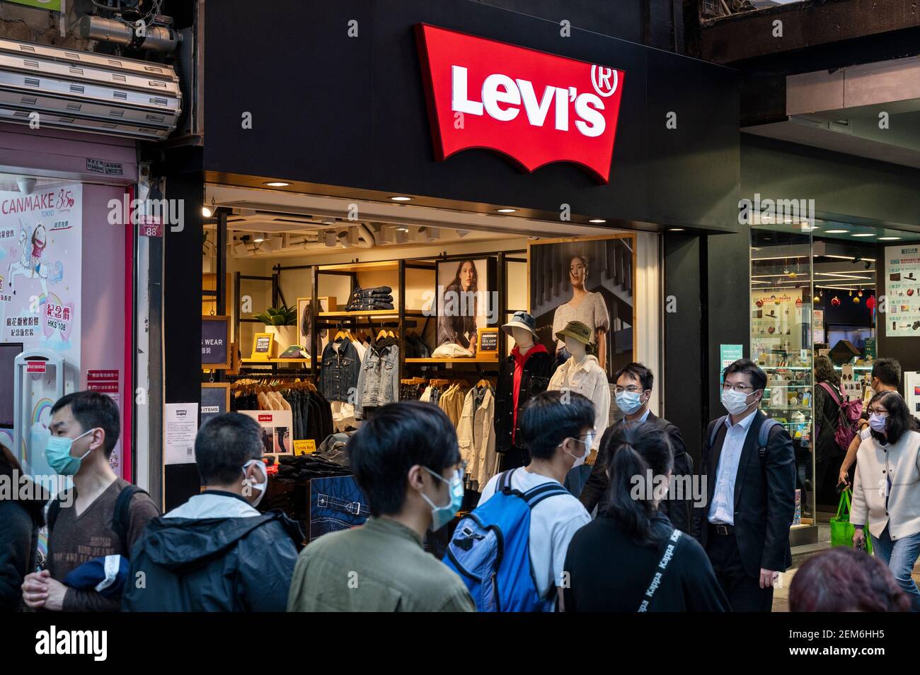 Hong Kong, China. 24 de febrero de 2021. Los peatones pasan´s la Marca de  la empresa de ropa americana, la tienda Levi y el logotipo visto en Hong  Kong. Crédito: SOPA Images