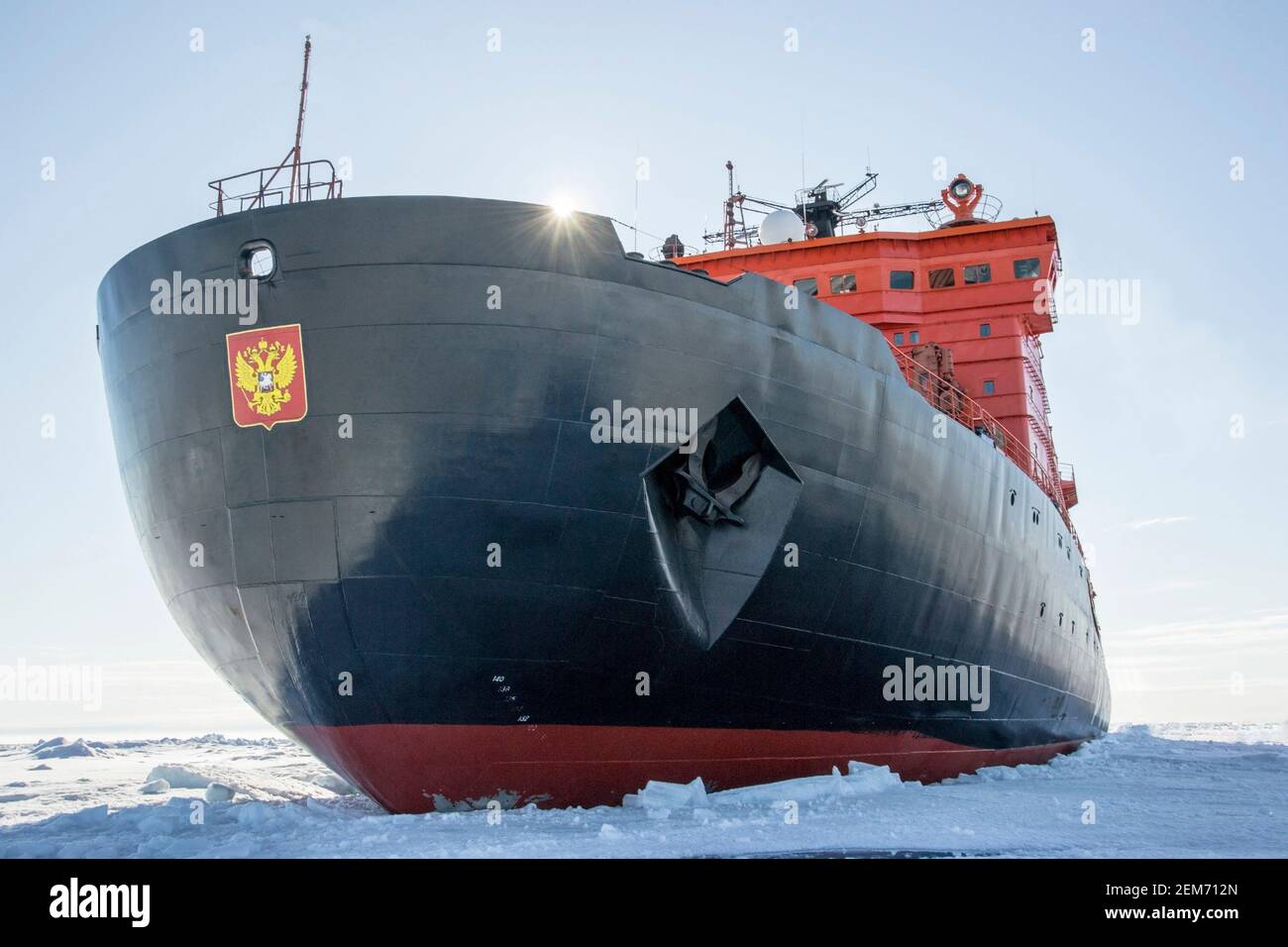 Un gran barco de rompehielos se cae a través del hielo para llegar El Polo Norte geográfico Foto de stock