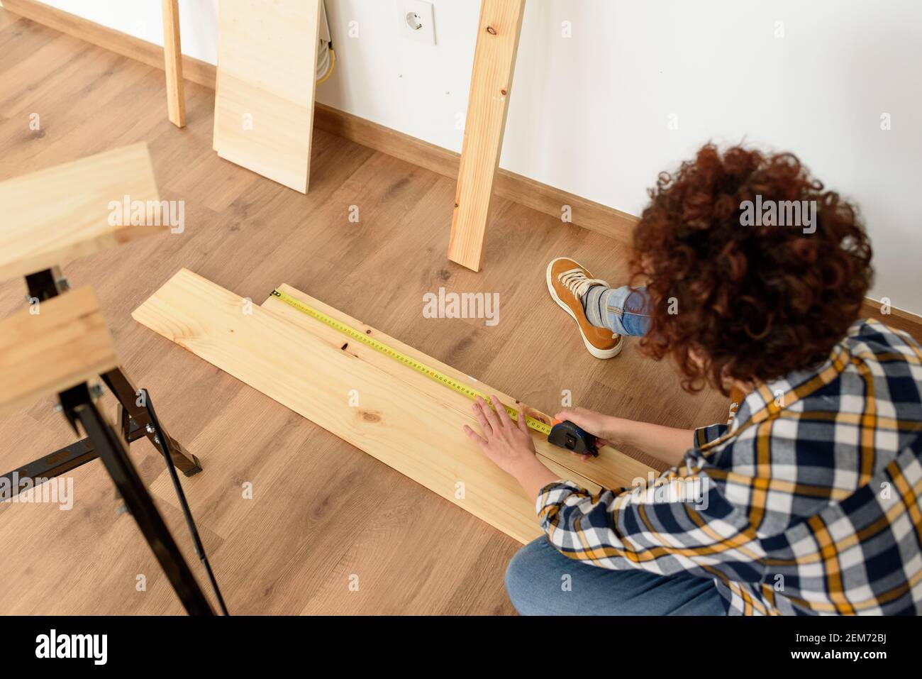 Una trabajadora en la renovación de la sala de trabajo del carpintero. Foto de alta calidad Foto de stock