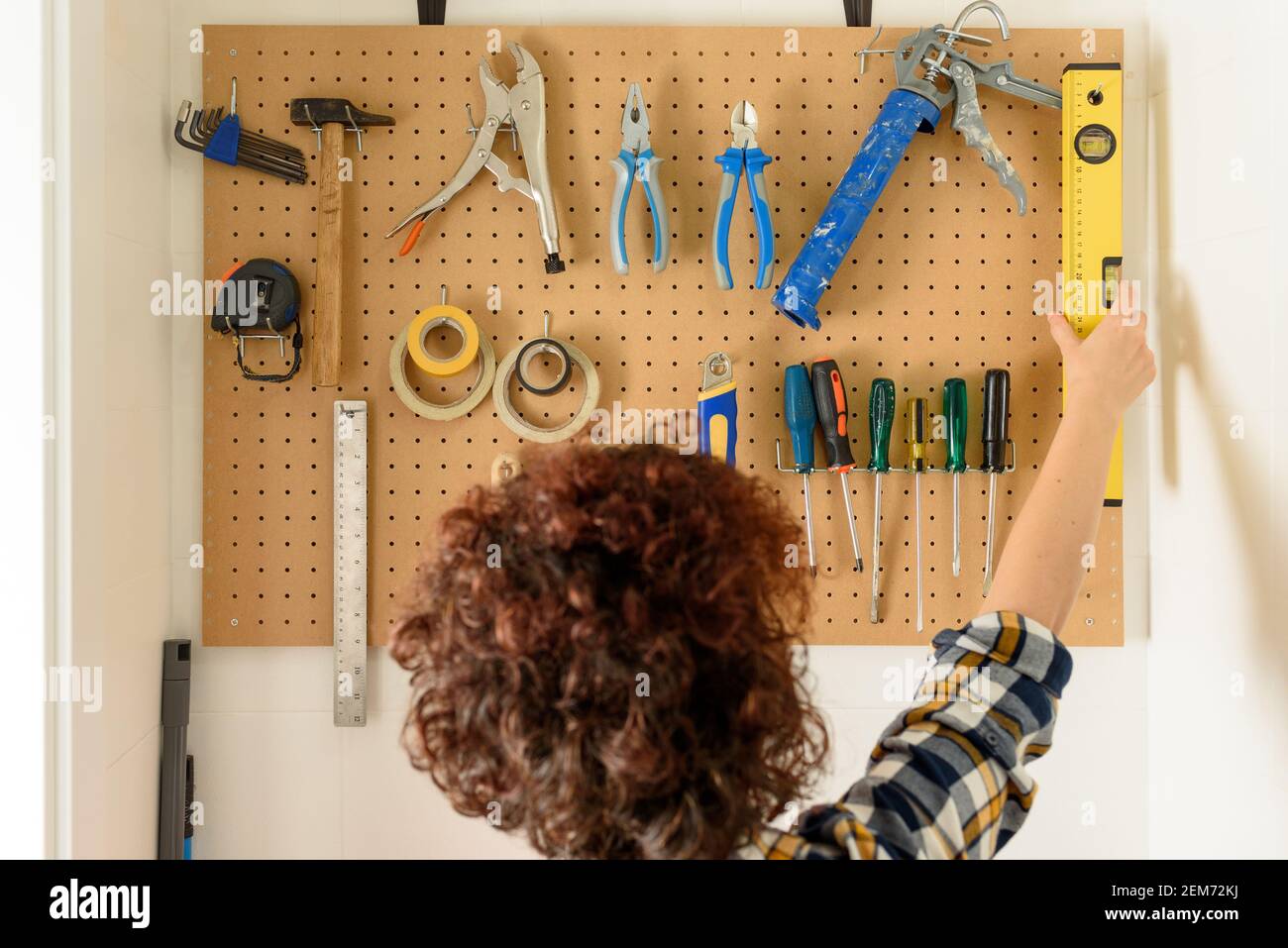 varias herramientas de construcción colgando en la pared. Foto de alta  calidad Fotografía de stock - Alamy