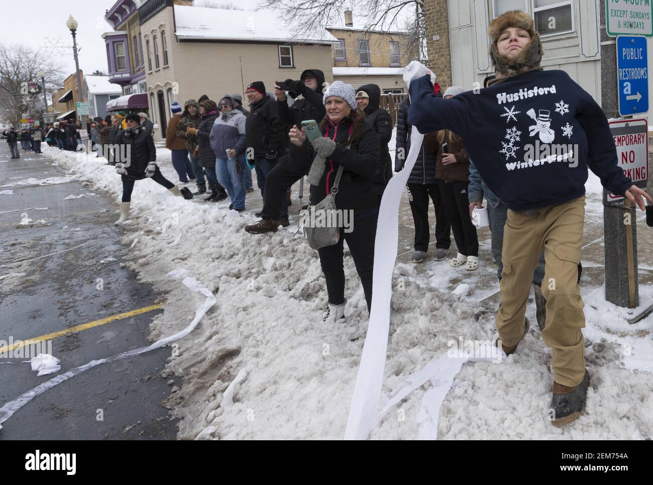 1 de enero de 2019; Hustisford, WI, EE.UU.; Un joven lanza un rollo de