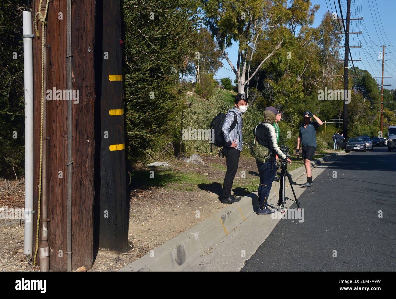 Rolling Hills Estates, Estados Unidos. 24 de febrero de 2021. Reporteros  son vistos cerca de dos polos Tiger Woods perdido por unos pocos pies en el  área donde rodó su coche después