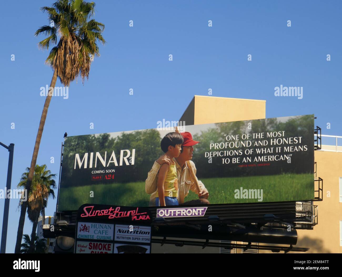 Los Angeles, California, EE.UU. 24 de febrero de 2021 una vista general de la atmósfera Minari Billboard en Sunset Blvd durante la pandemia de Coronavirus Covid-19 el 24 de febrero de 2021 en los Angeles, California, EE.UU. Foto de Barry King/Alamy Stock Foto Foto de stock