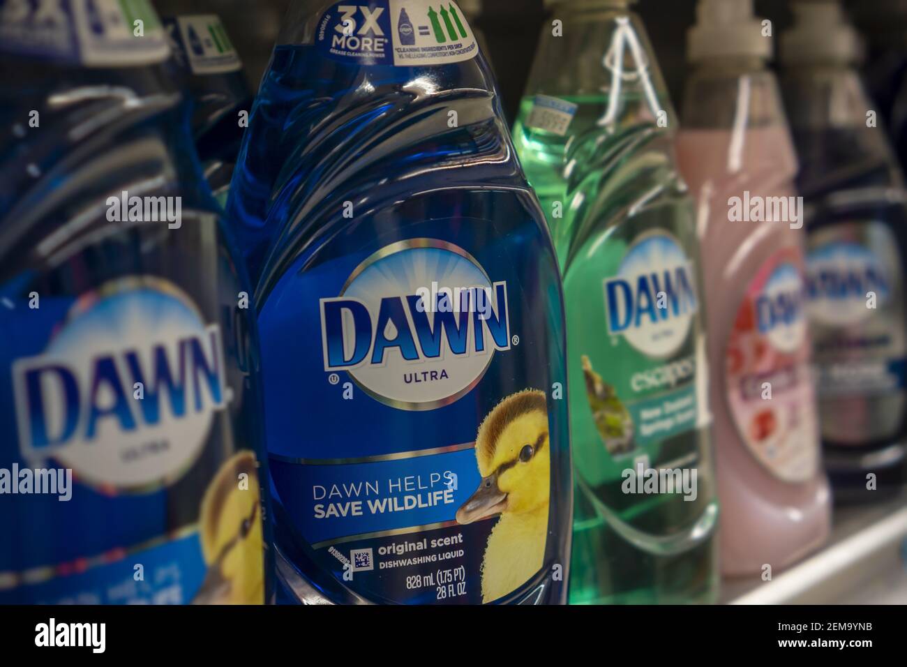 Botellas de detergente para lavavajillas Procter & Gamble's Dawn en un  supermercado en Nueva York el martes, 22 de enero de 2019. (Foto de Richard  B. Levine Fotografía de stock - Alamy