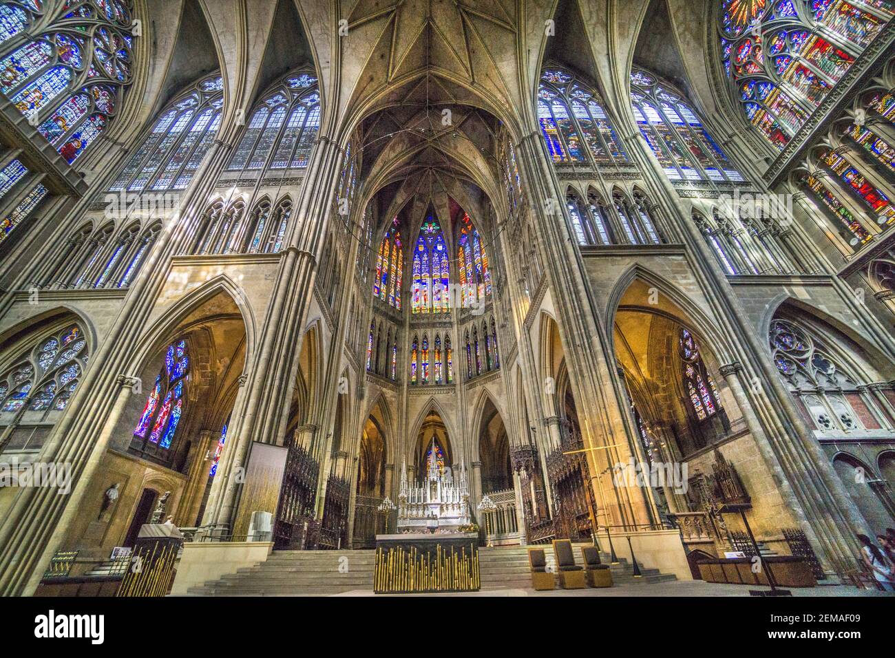 Interior de la catedral de Metz, mirando a través del crucero al coro con vidrieras del siglo 13 al siglo 20, Lorena, M Foto de stock