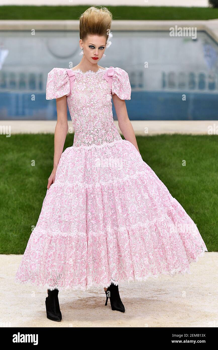 Modelo camina en la pista durante el Chanel Haute Couture Primavera Verano  2019 París el 22 de enero de 2019. (Foto de Jonas Gustavsson/Sipa USA  Fotografía de stock - Alamy