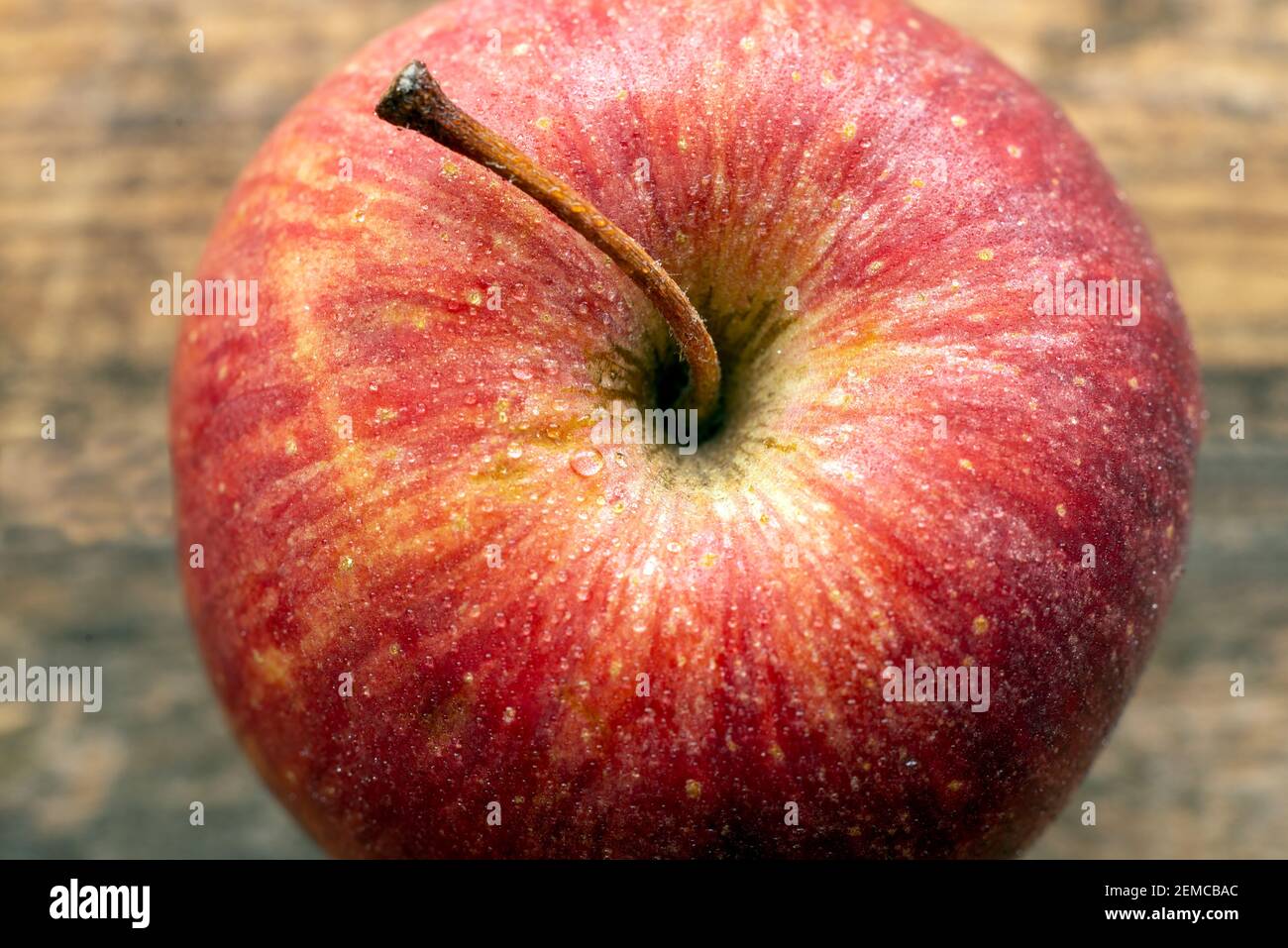 Manzana roja dulce aislado en blanco. Con trazado de recorte Foto de stock