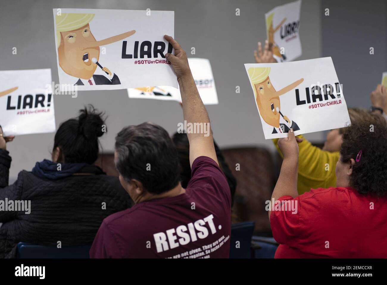 Los inmigrantes tienen señales que leen 'Liar', en inglés y español,  mientras observan el discurso del presidente Trump sobre el estado de la  Unión en los Ángeles, California, el 5 de febrero