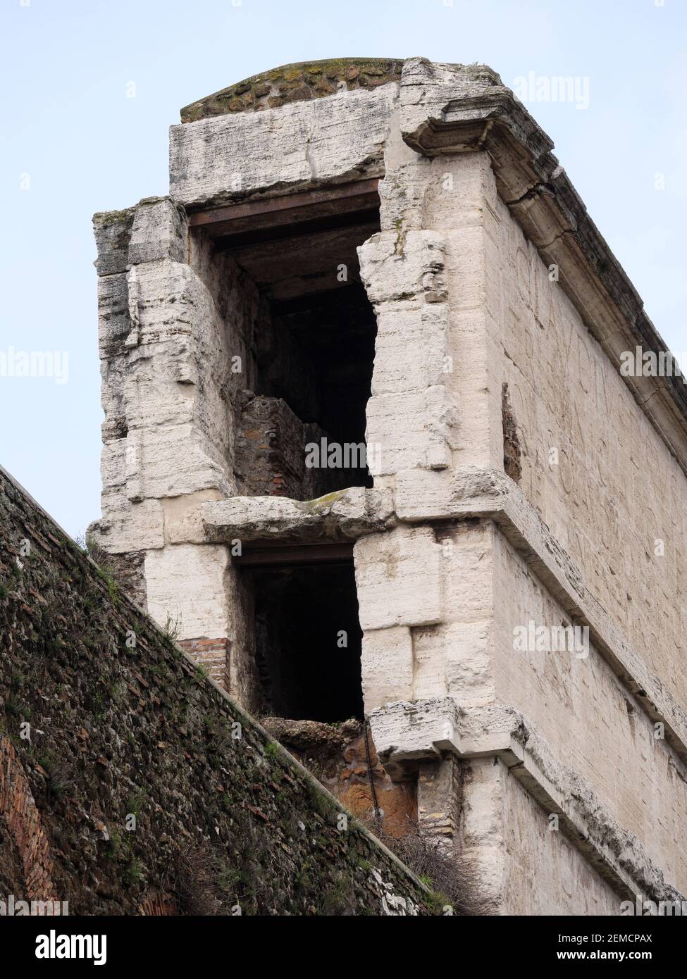 Roma. Italia. Porta Maggiore, construida en 52 por el emperador Claudius, muestra los detalles mostrando los dos acueductos (Aqua Claudia y Anio Novus) corriendo Foto de stock