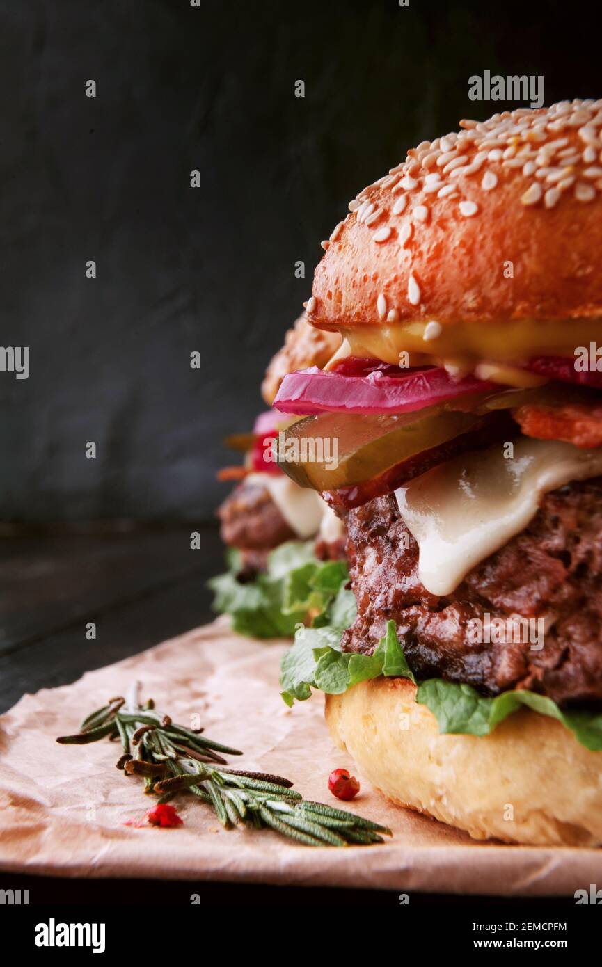 una casa de hamburguesas deliciosa y jugosa en un estilo rústico con una  gran chuleta de carne Fotografía de stock - Alamy