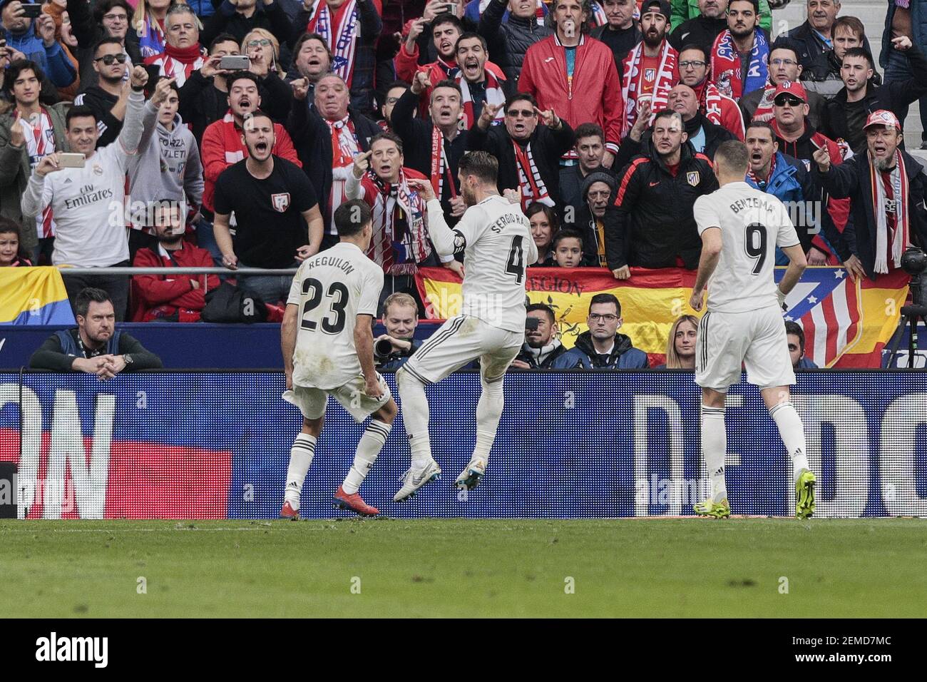 Sergio Reguilon, Sergio Ramos y Karim Benzema del Real Madrid celebran el  gol durante el partido de la Liga entre el Atlético de Madrid y el Real  Madrid en el estadio Wanda