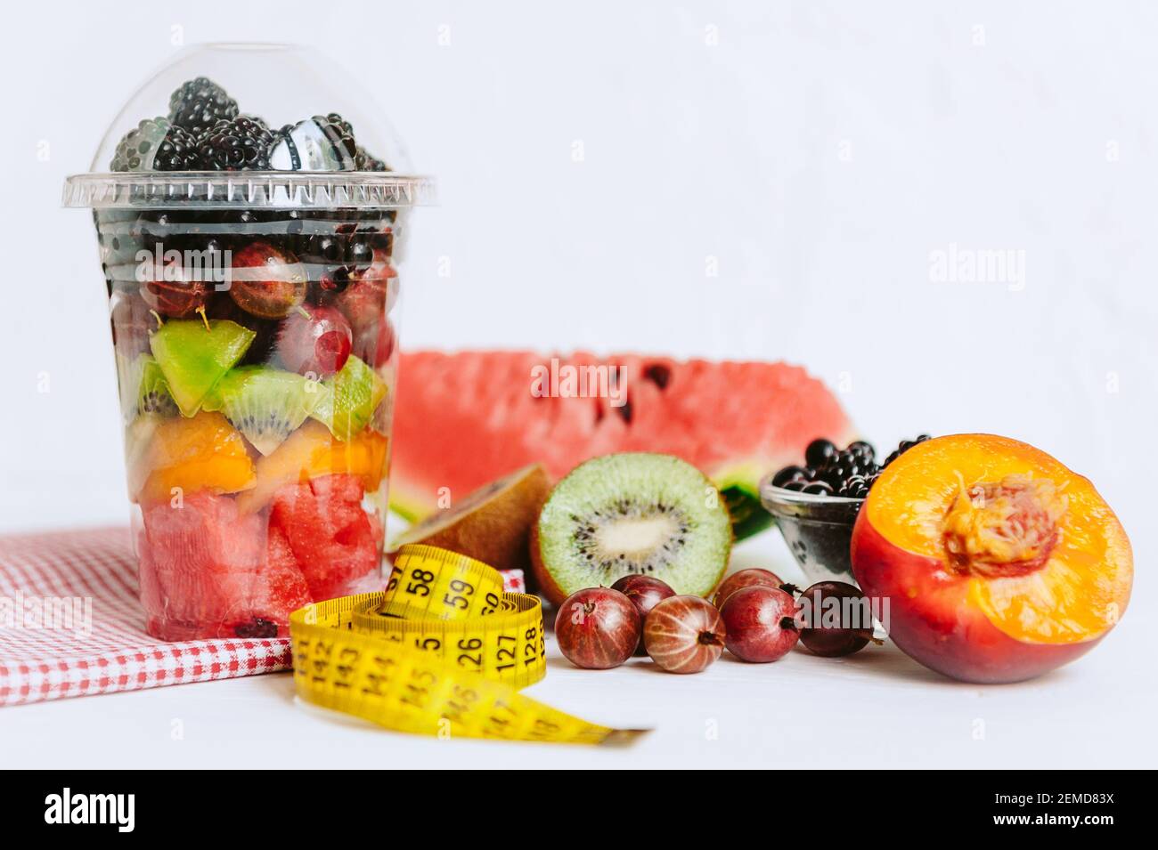 Fruta en un vaso, una cinta para medir el cuerpo. concepto de