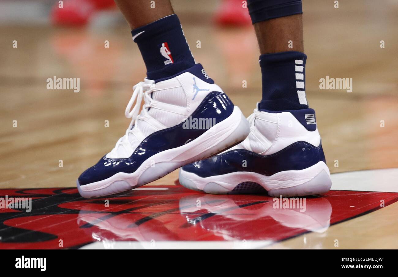 13 de febrero de 2019; Chicago, IL, EE.UU.; Memphis Grizzlies guardia Mike  Conley (11) zapatos en el piso durante la primera mitad en United Center.  Crédito obligatorio: Kamil Krzaczynski-USA HOY Deportes Fotografía
