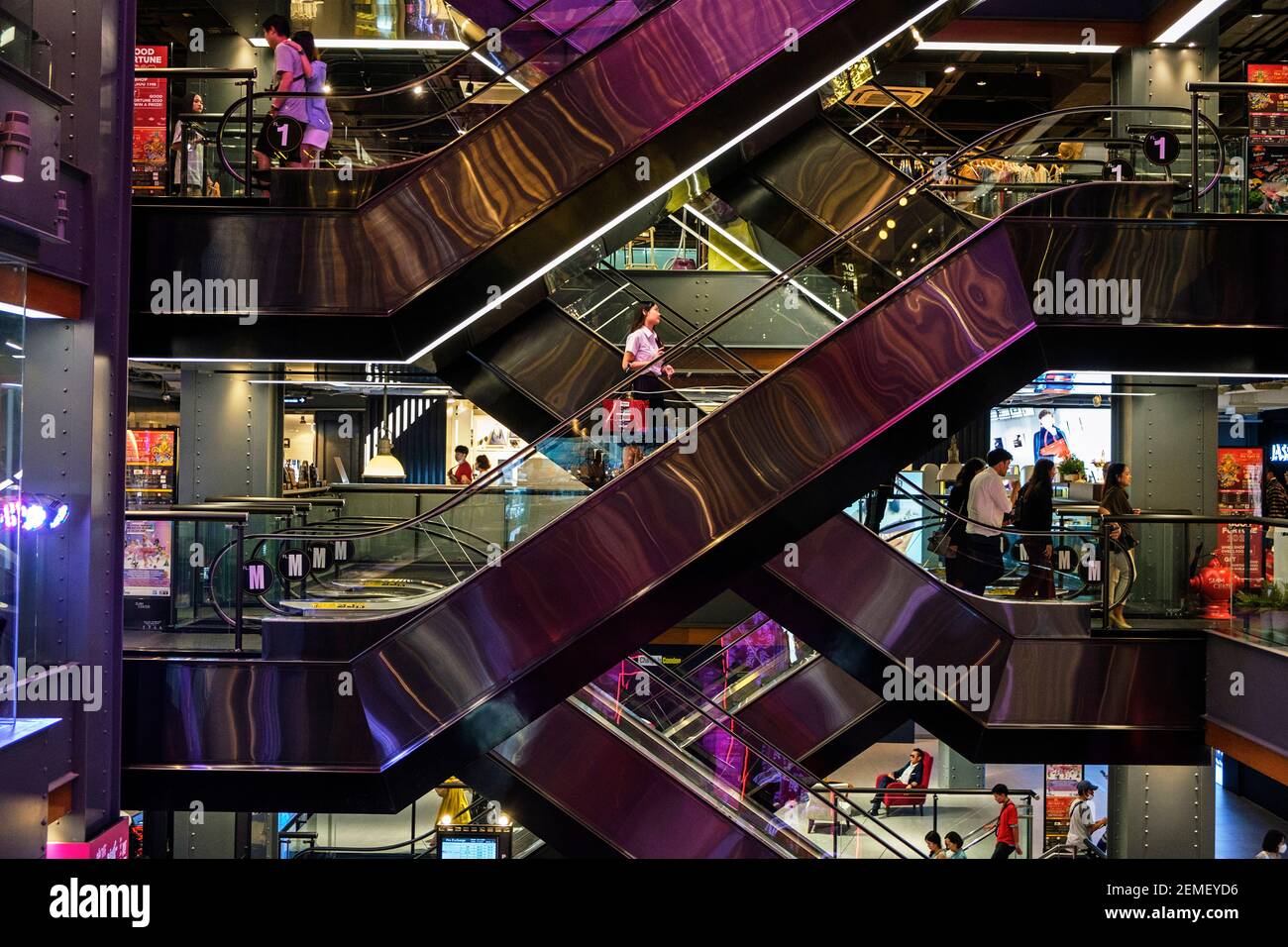 Escaleras mecánicas dentro de un moderno centro comercial Siam Center en el centro de Bangkok, Tailandia. Foto de stock
