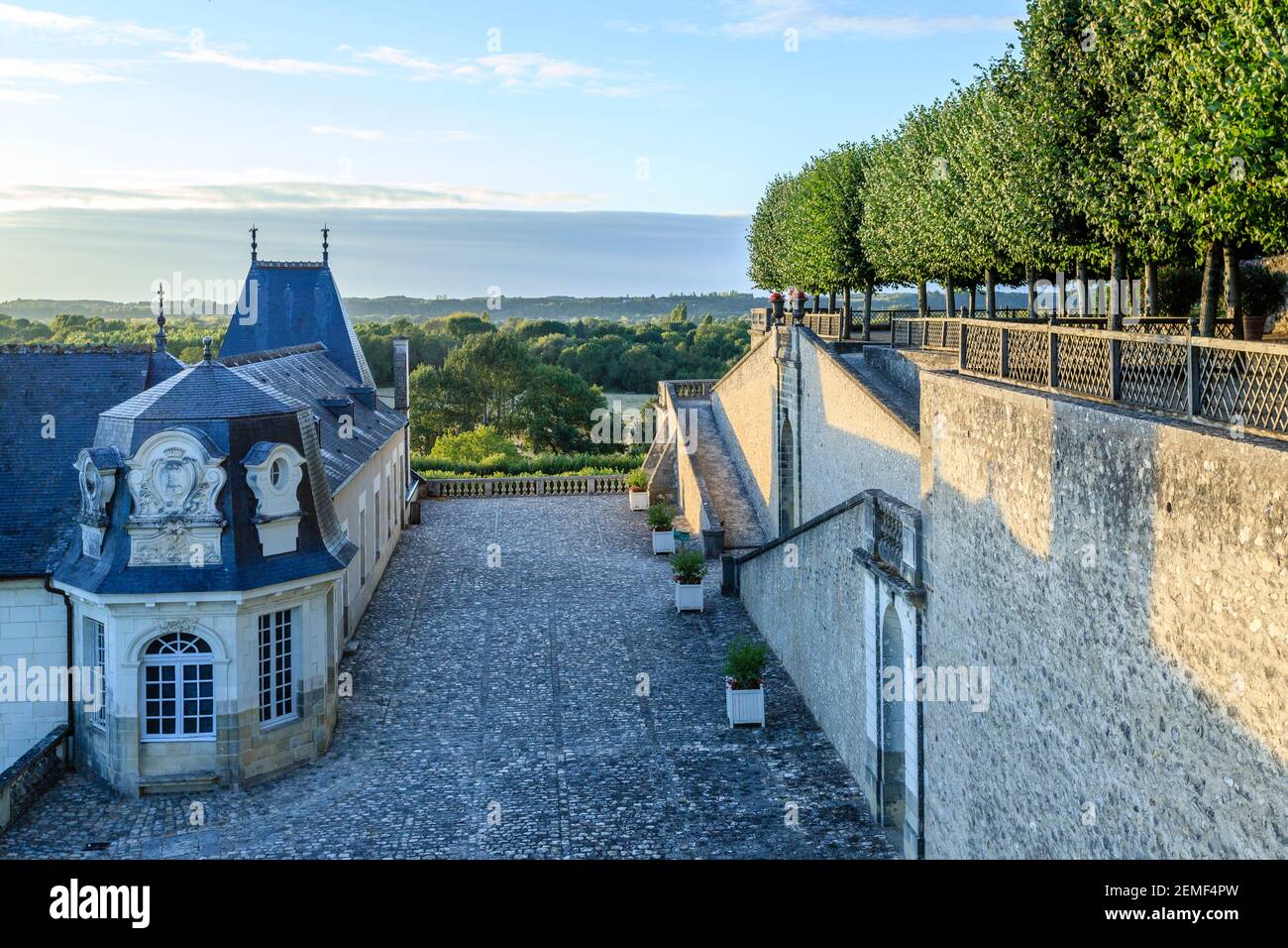Francia, Indre y Loira, valle del Loira catalogado como Patrimonio de la Humanidad por la UNESCO, el castillo y los jardines de Villandry, el castillo en la parte superior de la terraza Foto de stock