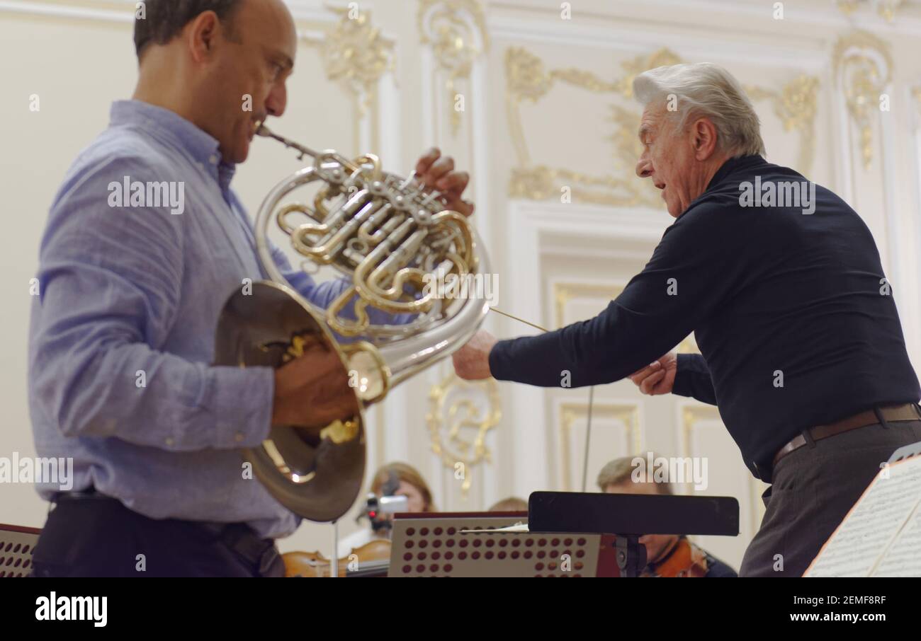 San Petersburgo, Rusia - 7 de septiembre de 2015: Virtuosos cuernos, el director Hermann Baumann y el solista Javier Bonet en el ensayo con orquesta sinfónica Nevsky durante el festival internacional de cuerno francés Foto de stock