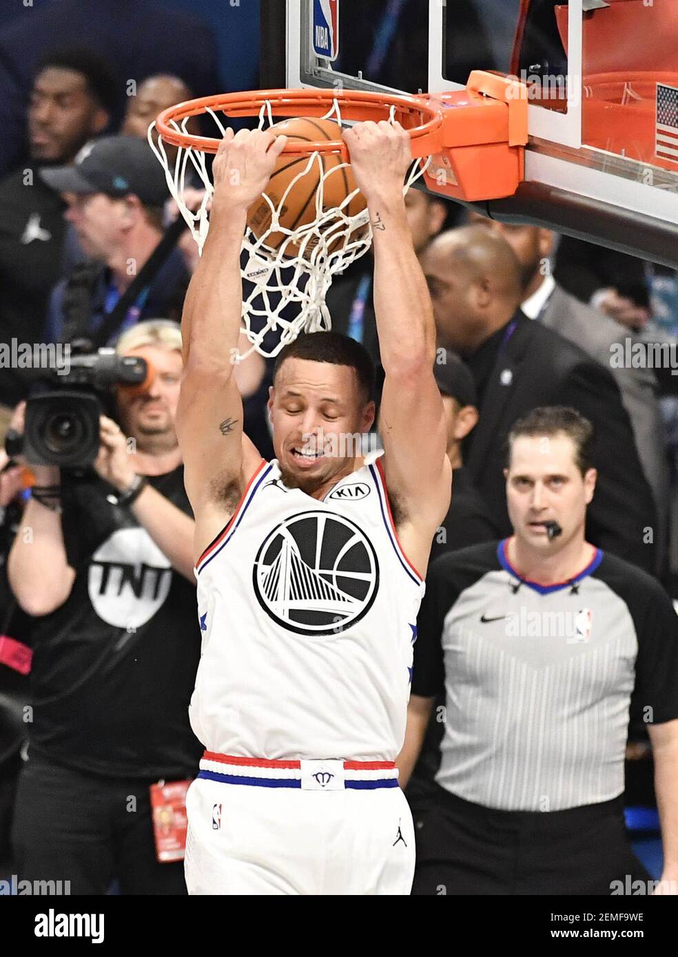 Stephen Curry, de los Golden State Warriors, de Team Giannis, se sube a un  dunk de dos manos durante el partido 2019 de la NBA All-Star 2019 en el  Spectrum Center en